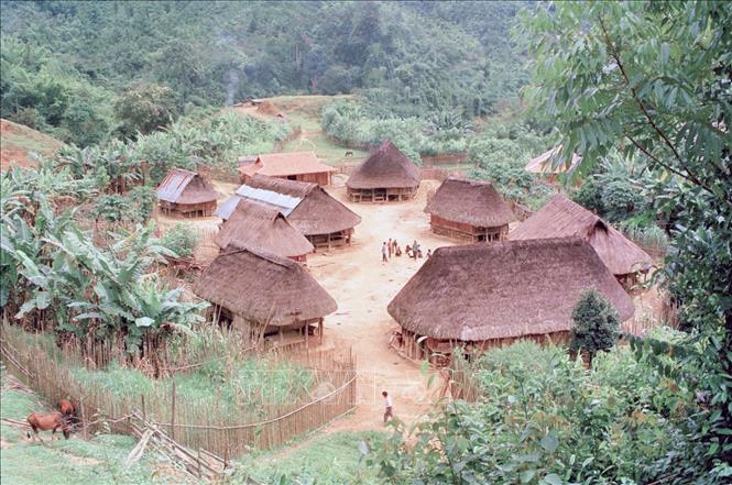 Trong ảnh: Bản định cư A Chung của người Cà Tu (xã A Ting, huyện Hiên, tỉnh Quảng Nam), năm 1997. Ảnh: Công Điền - TTXVN