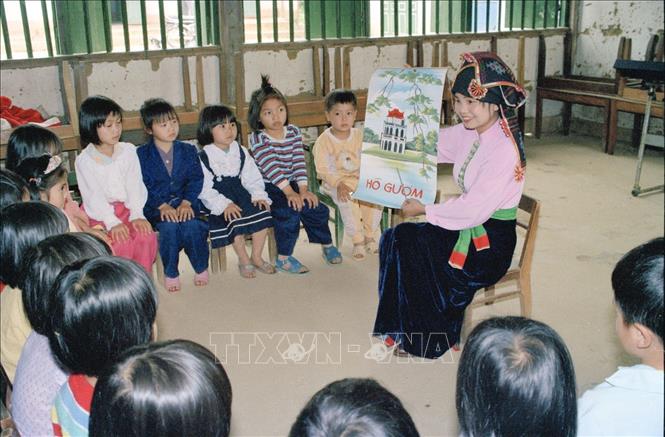 Trong ảnh: Giờ học của trẻ mẫu giáo ở Tuần Giáo, tỉnh Lai Châu (năm 1997). Ảnh: Trọng Nghiệp-TTXVN