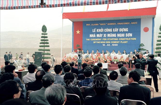 Trong ảnh: Lễ khởi công Nhà máy xi măng Nghi Sơn (Thanh Hoá), ngày 10/2/1998. Ảnh: Nguyễn Dân - TTXVN
