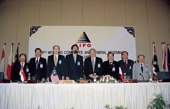 Trong ảnh: Đoàn đại biểu Quốc hội Việt Nam do Chủ tịch Quốc hội Nông Đức Mạnh dẫn đầu, tham dự kỳ họp lần thứ 19 Đại hội đồng Liên minh nghị viện Hiệp hội các quốc gia Đông Nam Á (AIPO) ở thủ đô Kuala Lumpur (Malaysia) từ 24 - 28/8/1998. Ảnh: Xuân Tuân – TTXVN