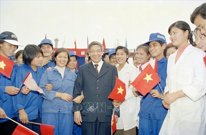 Trong ảnh: Tổng Bí thư Lê Khả Phiêu với công nhân nhà máy đường Cao Bằng, ngày 27/12/1998. Ảnh: Cao Phong - TTXVN