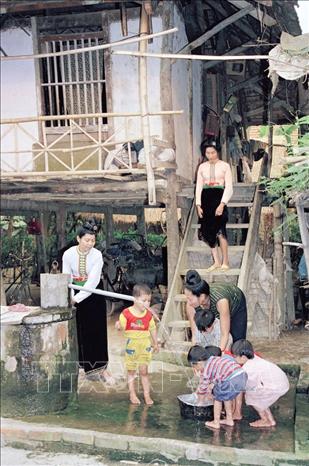 Trong ảnh: Người Thái ở bản Noong Chấn, huyện Điện Biên, tỉnh Điện Biên sử dụng nước sạch do UNICEF giúp đỡ (1999). Ảnh: Phùng Triệu - TTXVN