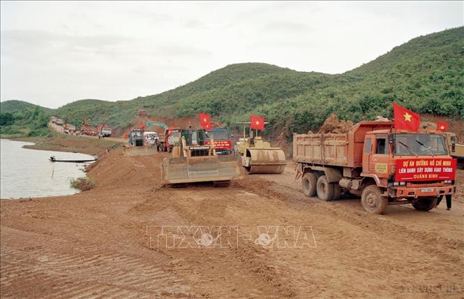 Trong ảnh: Lễ ra quân xây dựng đường Hồ Ch Minh giai đoạn I, sáng 6/4/2000, tại Khe Gát, xã Xuân Sơn, huyện Bố Trạch, tỉnh Quảng Bình. Ảnh: Hoài Nam - TTXVN