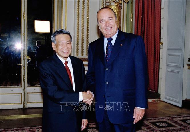 Trong ảnh: Tổng thống Pháp Jacques Chirac đón Tổng Bí thư Lê Khả Phiêu tại Điện Élysée ở Thủ đô Paris, tối 22/5/2000 trong chuyến thăm chính thức Cộng hoà Pháp. Ảnh: Cao Phong - TTXVN