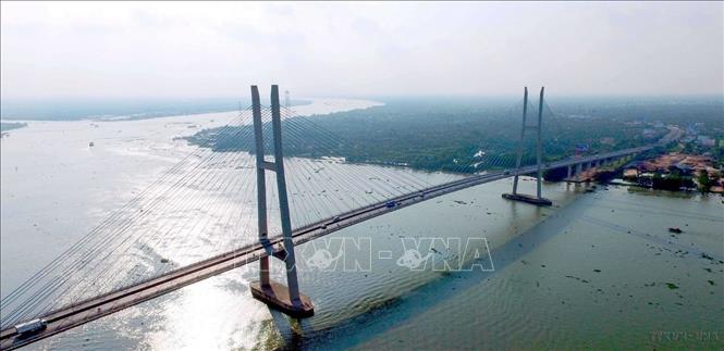 Trong ảnh: Cầu Mỹ Thuận bắc qua sông Tiền, nối hai tỉnh Tiền Giang với Vĩnh Long, là cầu dây văng đầu tiên của Việt Nam, hoàn thành tháng 5/2000, tạo điều kiện thuận lợi cho vận tải hành khách, hàng hóa trong vùng thông suốt, nhanh chóng. Ảnh: An Hiếu - TTXVN