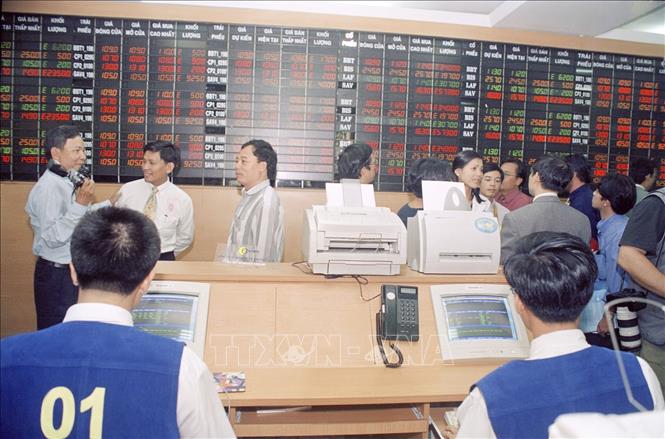 Trong ảnh: Ngày 20/7/2000, Trung tâm Giao dịch Chứng khoán Thành phố Hồ Chí Minh khai trương, đánh dấu sự ra đời chính thức của Thị trường chứng khoán ở Việt Nam. Ảnh: Tứ Hải-TTXVN