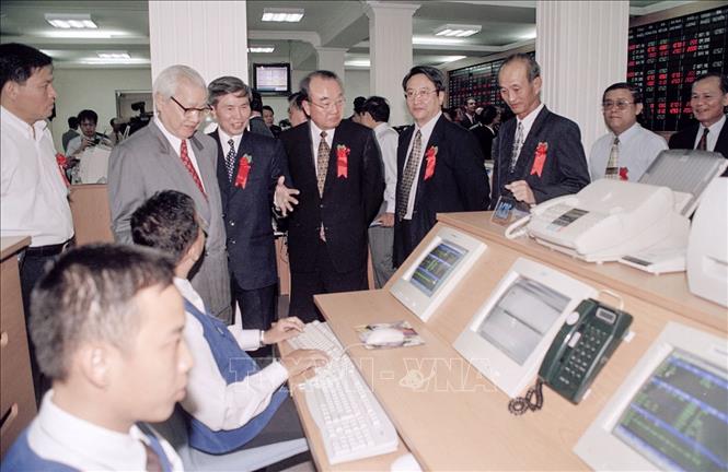 Trong ảnh: Ngày 20/7/2000, Trung tâm Giao dịch Chứng khoán Thành phố Hồ Chí Minh khai trương, đánh dấu sự ra đời chính thức của Thị trường chứng khoán ở Việt Nam. Ảnh: Tứ Hải-TTXVN