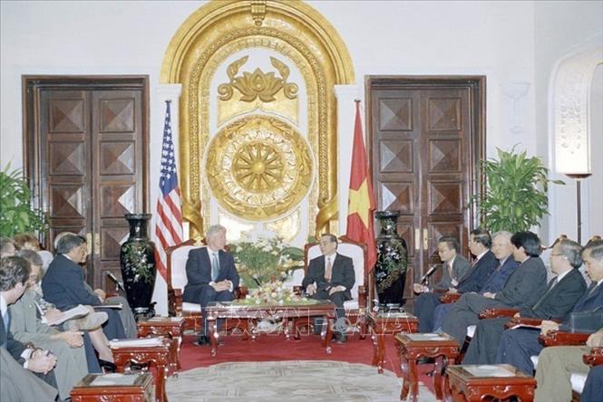 Trong ảnh: Tổng thống Hoa Kỳ Bill Clinton hội kiến Thủ tướng Phan Văn Khải trong chuyến thăm chính thức Việt Nam từ 16 - 19/11/2000. Ảnh: Thế Thuần - TTXVN