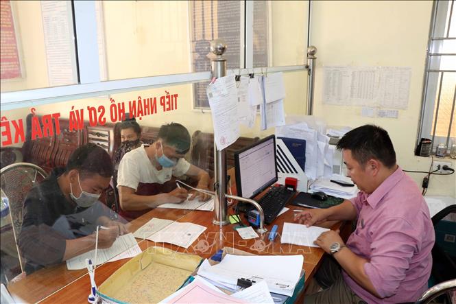 Trong ảnh: Người dân huyện Thuận Châu (Sơn La) đăng kí tham gia bảo hiểm xã hội tự nguyện tại cơ quan bảo hiểm xã hội. Ảnh: Hữu Quyết - TTXVN