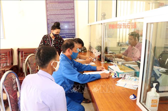 Trong ảnh: Người dân huyện Thuận Châu (Sơn La) đăng kí tham gia bảo hiểm xã hội tự nguyện tại cơ quan bảo hiểm xã hội. Ảnh: Hữu Quyết - TTXVN