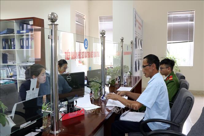 Trong ảnh: Người dân thành phố Sơn La (Sơn La) đăng kí tham gia bảo hiểm xã hội tự nguyện tại cơ quan bảo hiểm xã hội. Ảnh: Hữu Quyết - TTXVN