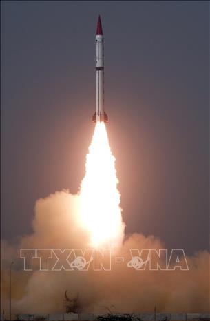 Trong ảnh (tư liệu): Tên lửa đạn đạo đất đối đất tầm trung Shaheen-III rời bệ phóng tại địa điểm không xác định ở Pakistan ngày 11/12/2015. Ảnh: AFP/TTXVN