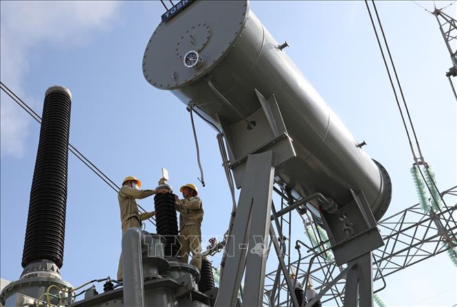 Photo: Workers at the project to upgrade the Vinh Tan transformer station in the southern province of Binh Thuan. VNA Photo: Ngọc Hà