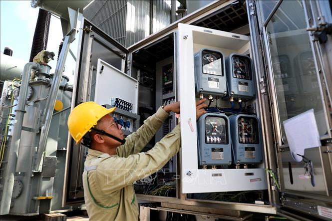 Photo: A worker at the project to upgrade the Vinh Tan transformer station in the southern province of Binh Thuan. VNA Photo: Ngọc Hà