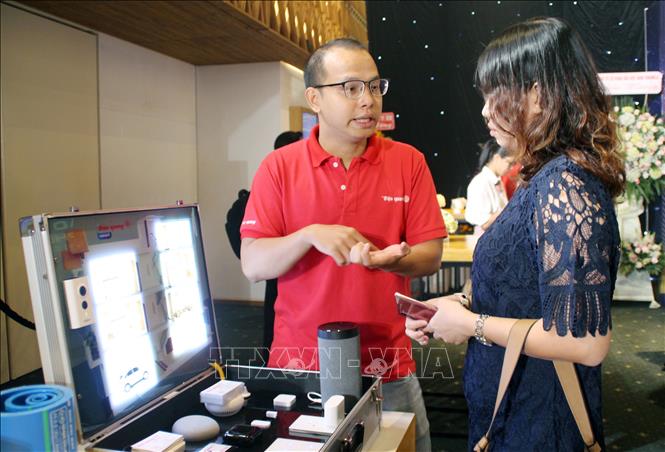 Trong ảnh: Khu vực trưng bày sản phẩm của Bóng đèn Điện Quang bên lề Lễ trao giải thưởng Thương hiệu vàng TP Hồ Chí Minh. Ảnh: Mỹ Phương - TTXVN