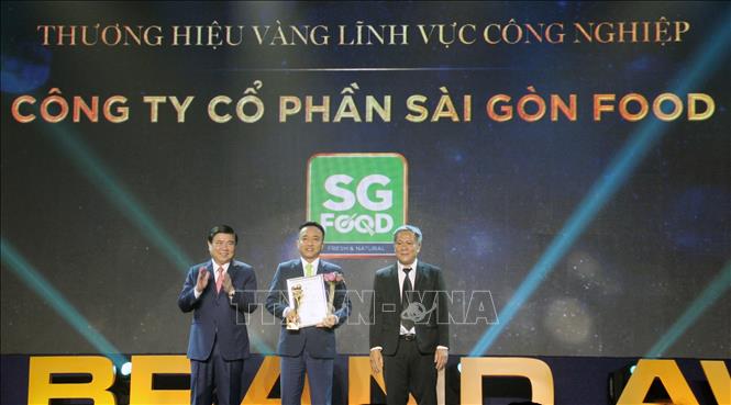 Trong ảnh: Công ty CP Sài Gòn Food nhận Giải thưởng Thương hiệu vàng Tp. Hồ Chí Minh trong lĩnh vực công nghiệp. Ảnh: Mỹ Phương - TTXVN