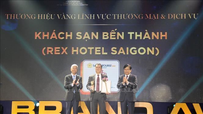 Trong ảnh: Đại diện khách sạn Bến Thành nhận Giải thưởng Thương hiệu vàng Tp. Hồ Chí Minh trong lĩnh vực thương mại và dịch vụ. Ảnh: Mỹ Phương - TTXVN