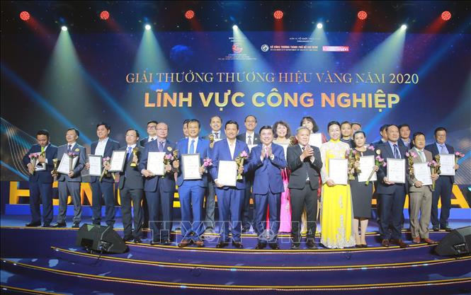 Trong ảnh: Đại diện các doanh nghiệp nhận Giải thưởng Thương hiệu vàng Tp. Hồ Chí Minh trong lĩnh vực công nghiệp. Ảnh: Mỹ Phương - TTXVN