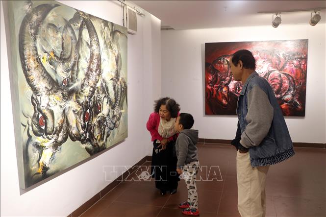 Trong ảnh: Khách tham quan triển lãm mỹ thuật Trâu – Con giáp của năm Tân Sửu 2021. Ảnh: Trần Lê Lâm - TTXVN 