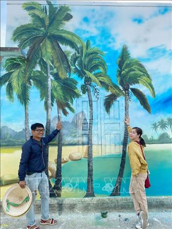 Trong ảnh: Tranh tường tại làng Hòn Thiên. Ảnh: Nguyễn Thành – TTXVN

