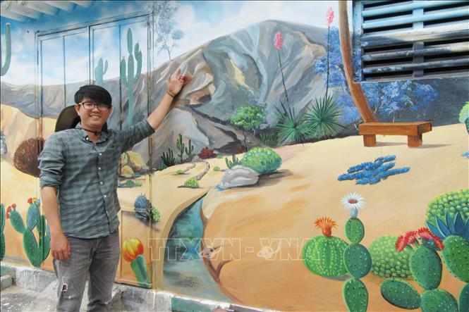 Trong ảnh: Anh Nguyễn Thái Lai người thực hiện dự án Làng bích họa Hòn Thiên. Ảnh: Nguyễn Thành – TTXVN