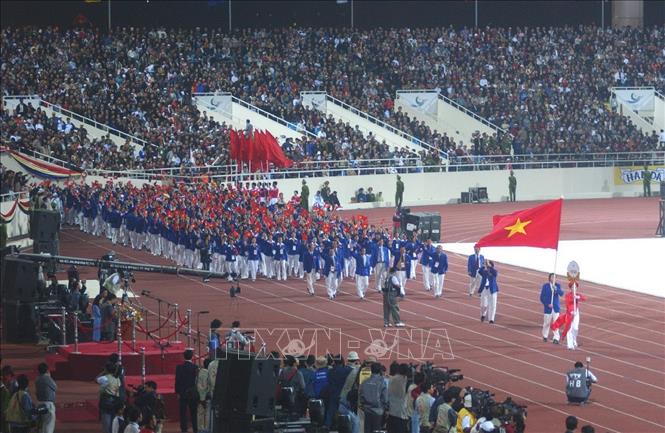 Trong ảnh: Đoàn thể thao Việt Nam diễu hành tại lễ khai mạc Đại hội Thể thao Đông Nam Á (SEA Games) lần thứ 22, ngày 5/12/2003 trên SVĐ quốc gia Mỹ Đình (Hà Nội). Ảnh: TTXVN