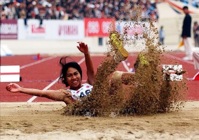 Trong ảnh: Các VĐV điền kinh Việt Nam thi đấu thành công tại Đại hội Thể thao Đông Nam Á (SEA Games) lần thứ 22 - năm 2003, lần đầu tiên được tổ chức ở Việt Nam. Ảnh: Ngọc Trường - TTXVN