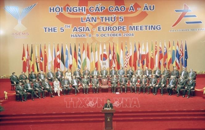 Trong ảnh: Việt Nam tổ chức thành công nhiều sự kiện tầm vóc quốc tế lớn sau khi gia nhập ASEAN (1995), trong đó có tổ chức thành công Hội nghị cấp cao Á-Âu lần thứ 5 (ASEM 5), ngày 8 - 9/10/2004 tại Hà Nội. Ảnh: TTXVN