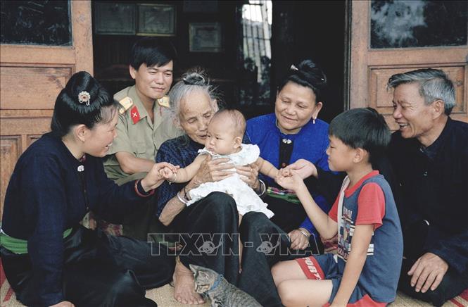 Trong ảnh: Gia đình 4 thế hệ của ông Lò Văn Hương, đạt gia đình văn hóa tiêu biểu của huyện Trạm Tấu, tỉnh Yên Bái (2004). Ảnh: Dương Ngọc - TTXVN