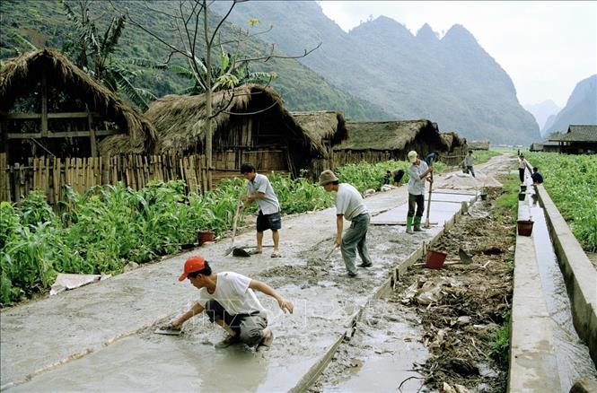 Trong ảnh: Nâng cấp đường vào trung tâm xã Sủng Là, huyện vùng cao Đồng Văn (Hà Giang) bằng nguồn vốn 135 (năm 2004). Ảnh: Phùng Triệu - TTXVN