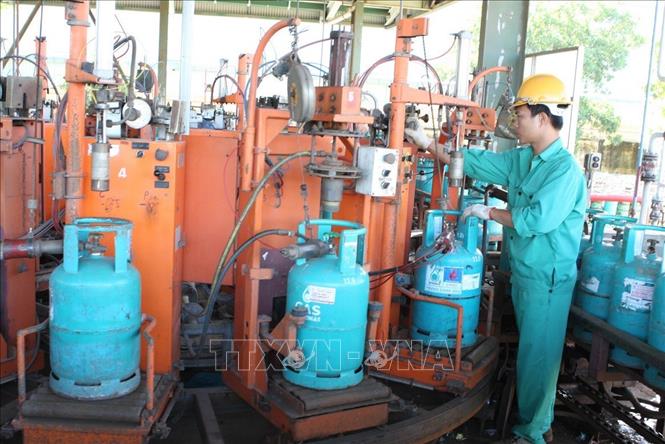 Trong ảnh: Công ty Khí hóa lỏng Thăng Long (Hải Phòng) 100% vốn Malaysia do Tổng công ty Khí quốc gia Petronas điều hành. Ảnh: Hà Thái – TTXVN