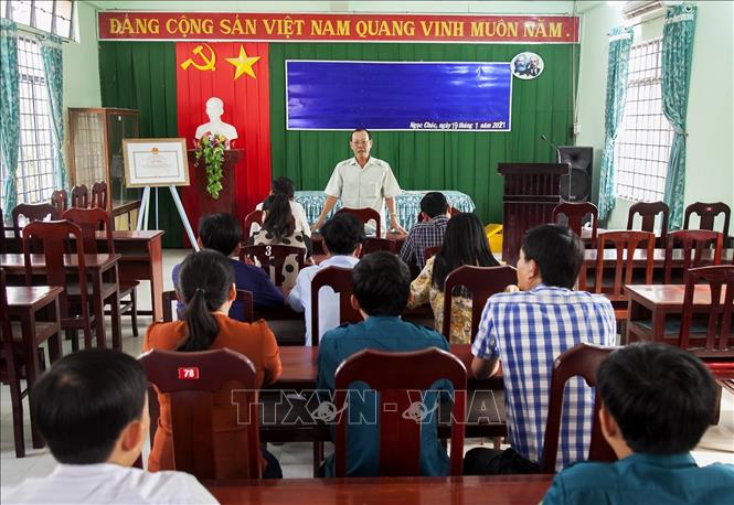 Trong ảnh: Bí thư Đảng ủy, Chủ tịch xã Ngọc Chúc Lê Văn Phải chủ trì buổi họp Đảng ủy xã. Ảnh: Hồng Đạt - TTXVN

