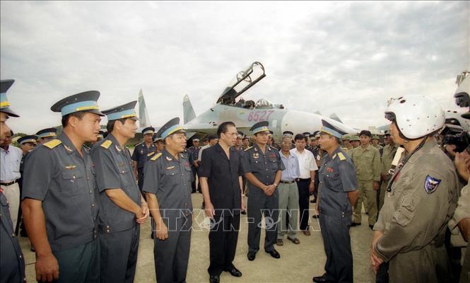 Trong ảnh: Tổng Bí thư Nông Đức Mạnh thăm hỏi chiến sỹ đoàn bay Thành Sơn, trong chuyến thăm và làm việc tại tỉnh Ninh Thuận từ ngày 18 - 20/7/2003. Ảnh: Xuân Tuân - TTXVN