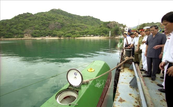 Trong ảnh: Tổng Bí thư Nông Đức Mạnh thị sát tàu ngầm của bộ đội Hải quân, trong chuyến thăm và làm việc tại tỉnh Khánh Hòa từ ngày 23 - 25/7/2003. Ảnh: Xuân Tuân - TTXVN 