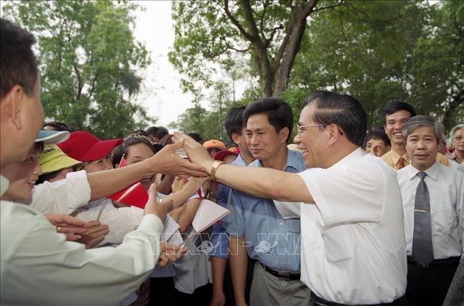 Trong ảnh: Tổng Bí thư Nông Đức Mạnh thăm và làm việc với Đại học Thái Nguyên, ngày 8/5/2002. Ảnh: Xuân Tuân - TTXVN 