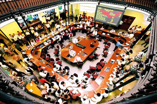 Thị trường chứng khoán ngày càng khẳng định có vai trò và vị thế trong nền kinh tế Việt Nam. Trong ảnh: Phiên đấu giá cổ phần Tổng Công ty Xuất nhập khẩu và Xây dựng Việt Nam (Vinaconex) ngày 1/11/2006, tại Sở Giao dịch Chứng khoán Hà Nội. Ảnh: Phạm Hậu - TTXVN