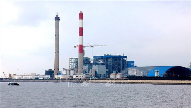 Trong ảnh: Nhà máy nhiệt điện Cẩm Phả 1 công suất 300 MW, sản lượng 1,8 tỷ kWh điện/năm, do Tập đoàn công nghiệp Than-Khoáng sản làm chủ đầu tư, xây dựng tại phường Cẩm Thịnh, thị xã Cẩm Phả, tỉnh Quảng Ninh, chính thức phát điện thương mại vào tháng 1/2010. Ảnh: Ngọc Hà – TTXVN