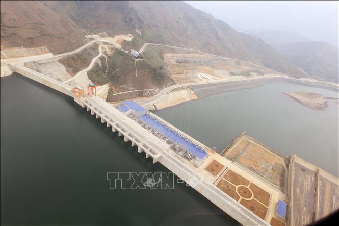Trong ảnh: Nhà máy thủy điện Sơn La gồm 6 tổ máy, tổng công suất 2.400 MW, khởi công xây dựng tháng 12/2005, khánh thành cuối tháng 12/2012, là công trình thủy điện lớn nhất Đông Nam Á do Việt Nam tự thiết kế, thi công. Ảnh: Đức Tám – TTXVN