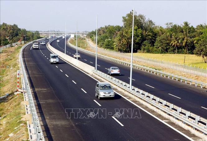 Trong ảnh: Đường cao tốc Sài Gòn - Trung Lương dài 61,9 km, khánh thành năm 2010 sau hơn 4 năm xây dựng, là tuyến cao tốc hoàn chỉnh đầu tiên của Việt Nam. Ảnh: Anh Tôn - TTXVN