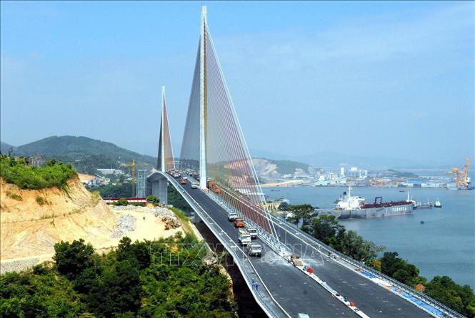Trong ảnh: Cầu Bãi Cháy bắc qua sông Cửa Lục (TP Hạ Long, tỉnh Quảng Ninh) hoàn thành và thông xe vào ngày 2/12/2006. Ảnh: Nguyễn Đán - TTXVN