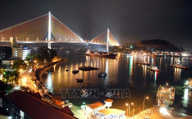 Trong ảnh: Cầu Bãi Cháy bắc qua sông Cửa Lục (TP Hạ Long, tỉnh Quảng Ninh) hoàn thành và thông xe vào ngày 2/12/2006. Ảnh: Nguyễn Đán - TTXVN