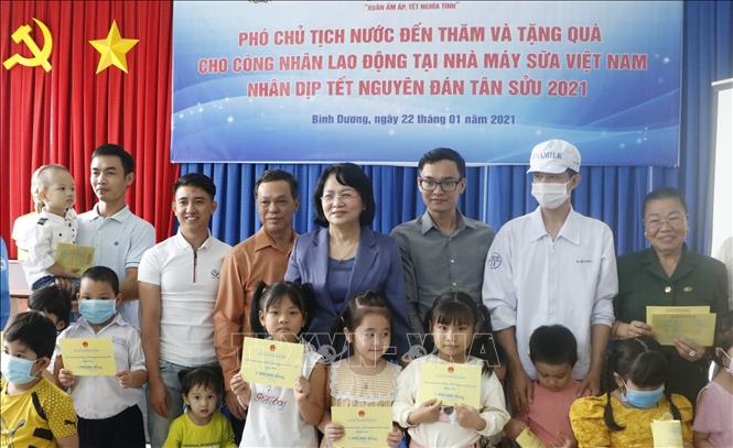 Trong ảnh: Phó Chủ tịch nước Đặng Thị Ngọc Thịnh thăm và tặng quà các cháu là con công nhân, người lao động tại nhà máy sữa Công ty Cổ phần Sữa Việt Nam Vinamilk. Ảnh: Huyền Trang TTXVN 