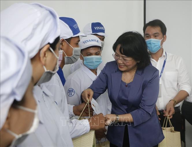 Trong ảnh: Phó Chủ tịch nước Đặng Thị Ngọc Thịnh thăm và tặng quà công nhân, người lao động tại nhà máy sữa Công ty Cổ phần Sữa Việt Nam Vinamilk. Ảnh: Huyền Trang TTXVN 
