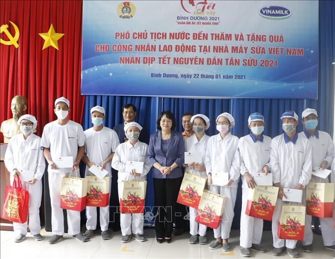 Trong ảnh: Phó Chủ tịch nước Đặng Thị Ngọc Thịnh thăm và tặng quà công nhân, người lao động tại nhà máy sữa Công ty Cổ phần Sữa Việt Nam Vinamilk. Ảnh: Huyền Trang TTXVN 