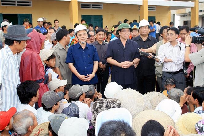 Trong ảnh: Tổng Bí thư Nông Đức Mạnh gặp gỡ nhân dân thôn Diêm Vân, xã Phước Thuận, huyện Tuy Phước, tỉnh Bình Định, bị thiệt hại do cơn bão số 11, ngày 5/11/2009. Ảnh: Đinh Xuân Tuân - TTXVN
