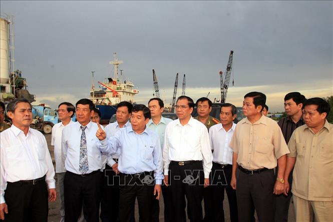 Trong ảnh: Tổng Bí thư Nông Đức Mạnh thăm cán bộ, công nhân viên Viện lúa Đồng bằng sông Cửu Long, trong chuyến thăm và làm việc tại thành phố Cần Thơ, ngày 11 - 12/5/2009. Ảnh: Đinh Xuân Tuân - TTXVN