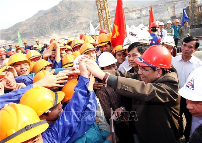 Trong ảnh: Tổng Bí thư Nông Đức Mạnh thăm cán bộ, công nhân trên công trường xây dựng nhà máy thuỷ điện Sơn La, ngày 19/1/2010. Ảnh: Đinh Xuân Tuân - TTXVN