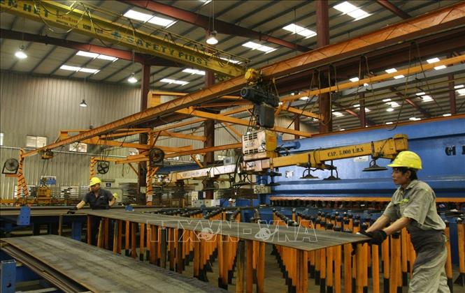 Trong ảnh: Sản xuất thép kết cấu tại Công ty TNHH Zamil Steel Việt Nam (100% vốn đầu tư nước ngoài) tại Khu công nghiệp Nội Bài, Hà Nội (năm 2009). Ảnh: Huy Hùng – TTXVN