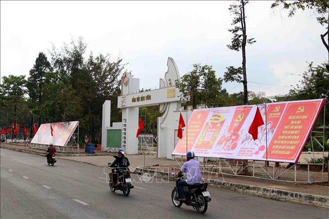 Trong ảnh: Pano tuyên truyền cho Đại hội XIII của Đảng trên đường Phan Ngọc Hiển, thành phố Cà Mau. Ảnh: Kim Há-TTXVN
