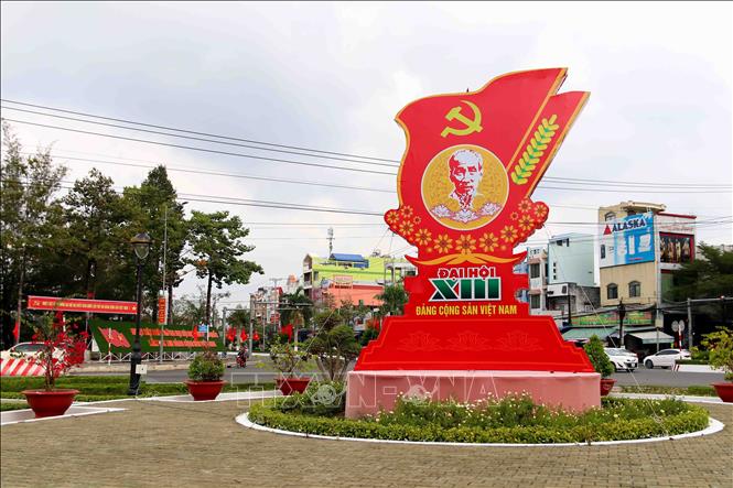 Trong ảnh: Đường phố Cà Mau rực rỡ cờ hoa, biểu ngữ tuyên truyền chào mừng Đại hội đại biểu toàn quốc lần thứ XIII của Đảng. Ảnh: Kim Há-TTXVN
